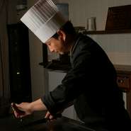 記念日や誕生日などの特別な日の利用も多い【神戸鉄板ステーキいわさき】。今日訪れるゲストの想いにしっかりとお応えできるように。“至誠一貫”、真心を込めたもてなしを大切にしています。