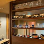接待や商談といったビジネスシーンの利用も好評な料理店です。会食には秀逸なコースと利き酒師が選ぶ日本酒を選んで。3つの個室は開放して、最大14名までの大きな部屋へとアレンジができます。