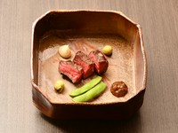 厳選した宮崎県産の黒毛和牛。肉色の濃い、脂と赤身に味のある低脂肪でヘルシーな美味しい牛肉です。料理人による匠の“焼き”の技術で、炭火焼きステーキとして提供されます。