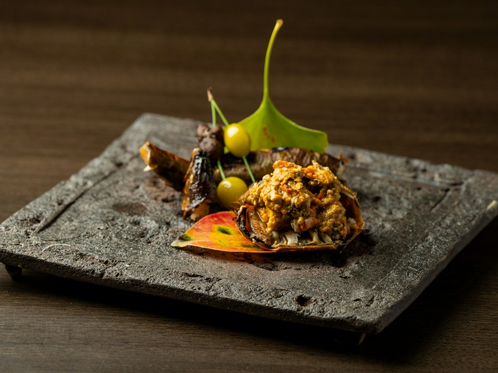 『山太郎蟹の赤酢の酢飯和え、高岡獲れ子持ち鮎の塩焼き』