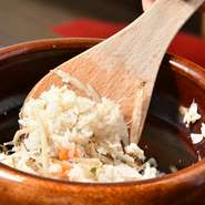 宮崎県高鍋町の桑原さんから買い付けるお米「きぬむすめ」を使った、看板メニューの土鍋ご飯。お米に、地元産季節の野菜や魚介類を混ぜ合わせてできるスペシャリテです。
※ランチタイムのみの提供となります。