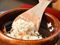 宮崎県高鍋町の桑原さんから買い付けるお米「きぬむすめ」を使った、看板メニューの土鍋ご飯。お米に、地元産季節の野菜や魚介類を混ぜ合わせてできるスペシャリテです。
※ランチタイムのみの提供となります。