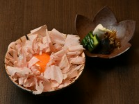 2種類のおまかせコースの最後に登場する隠しメニュー。お腹に余裕がある方だけにお届けする、削りたてのかつおぶしと、小林市にある地鶏の里の卵「だまって食べて魅卵（みらん）ね」を使った卵かけご飯です。