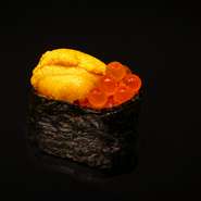 厳選された旬の食材を使い、季節のおいしさを届けています。大阪や東京から空輸される新鮮な魚介を、素材が最もおいしくなる温度や調理法で提供。細やかな技が際立つ逸品の数々は、お酒とも相性抜群です。