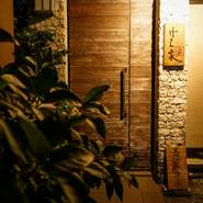 特別な日には、厳選された素材でつくられる贅沢な鮨でお祝いしてはいかがでしょうか。鮮度抜群の魚介類や、沖縄ならではの一品も魅力。静かで落ち着いた和の空間が、記念日にふさわしい時間を演出してくれます。