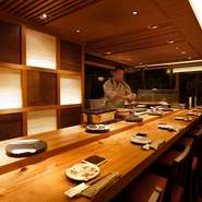 木の温もりが心地よいカウンター席は、二人の距離を自然と縮めてくれるでしょう。調理の音や香りも、目の前で楽しめるパフォーマンスの一部。おいしい食事で、笑顔があふれるひとときを過ごしてみては。