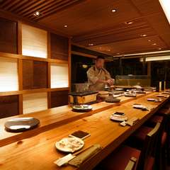 上質な鮨コースで心通わせて。大将の手捌きも魅力の一つ