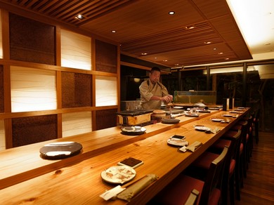 上質な鮨コースで心通わせて。大将の手捌きも魅力の一つ