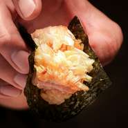 直前に炙った海苔のパリッとした音、松笠焼きによって逆立った鱗のサクッとした食感、そして甘鯛のフワッとした身の旨み。口に入った途端に奏でられる食感のカルテットが、強烈なインパクトを残す一品です。