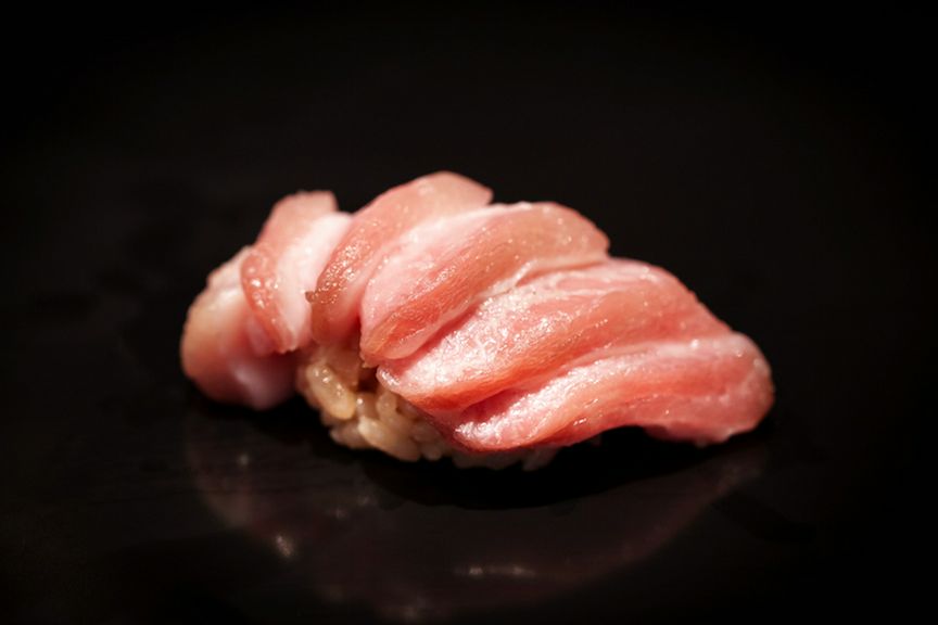 おいしさを最大限に引き出すため、温度感まで計算された上品な『トロ』
