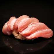 提供するときに最適な温度となるよう、ゲストが来店する前に常温に戻し、シャリの温かさまで計算したうえで握られたマグロ。口に含めば、舌の上でじんわりと旨み、そして豊かな甘みが広がります。