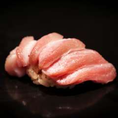 おいしさを最大限に引き出すため、温度感まで計算された上品な『トロ』