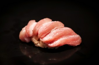 おいしさを最大限に引き出すため、温度感まで計算された上品な『トロ』