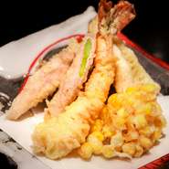 アラカルトで注文できるメニュー。宮古島の新鮮な素材と旬の野菜を、薄衣でカラリと揚げています。サクサクとした食感と引き出された素材のおいしさに、思わずもう一つ、と手が伸びてしまうでしょう。