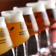 香港発のクラフトビール「Carbon Brews」。ポップでアイコニックなビジュアルや、ユニークなフレーバーで人気です。すべてタップから、缶・グラス・パイントで提供されます。