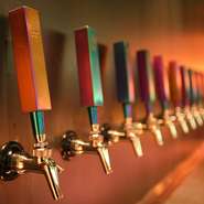 ズラリと並んだタップ。IPAやラガーなどのスタンダードなビールに加え、ライトでフルーティーなフレーバーから高アルコールやビターなタイプなど、誰でも楽しめるラインナップが魅力です。