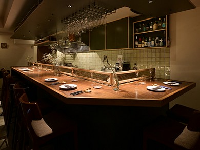 地中海スタイルな店内でゆっくりお食事を楽しめます