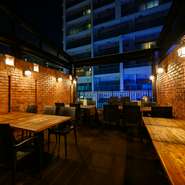 中野のビル屋上にある【TERRACE NAKANO】。スペース内はレンガ調で異空間のような佇まい。日々の喧騒を忘れ、ゆったりと過ごせる空間は、普段とは違う雰囲気を演出してくれます。