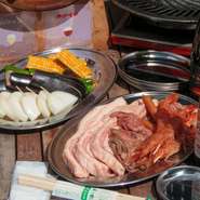 開放的なテラス席でBBQはいかが？開閉式の屋根だから、天候の心配は無用！手ぶらで気軽に全天候型アウトドア空間♪飲み放題付きで、食材持ち込みもOK！最高のロケーションで、思い出に残る歓送迎会を！