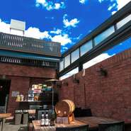 開放的なテラス席でBBQはいかが？開閉式の屋根だから、天候の心配は無用！手ぶらで気軽に全天候型アウトドア空間♪飲み放題付きで、食材持ち込みもOK！最高のロケーションで、思い出に残るお食事を！