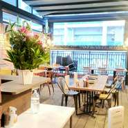おひとり様大歓迎！
当店は持ち込み自由！デリバリーもＯＫ！飲み放題なしのプランもあるので、楽しみ方は無限大！
テラス席でのんびりお食事を。
開閉式の屋根なのでどんな天候でも安心です。
