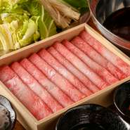 “中野で本当においしいお肉が食べたくなったら、ぜひウチに来てください”と店主。店主が太鼓判を押すメインのお肉は、若き肉のスペシャリストが、日本中駆け回り、厳選したというこだわりの食材です。