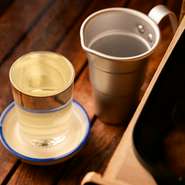 寒い季節には、おでんと日本酒の昔ながらの組み合わせがオススメです。熱々のおでんと熱燗のコンビネーションは相性抜群。現代の中野を眺めつつ、ちょっとレトロなスタイルもまたオツなものです。