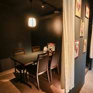 2名用の空間が1室、2～4名で利用できる部屋が4室、そして4～8名に対応する広めの個室を2室。椅子席とソファ席があり、目的に合わせてゆったり過ごせるつくりになっています。