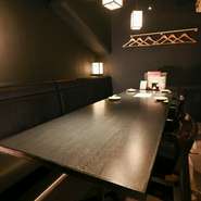 シックな照明やインテリアが、リラックスした雰囲気を生み出しています。人数に合わせて使いやすい個室は、商談や接待といった大切な場面でも快適に会話できるのが魅力です。