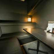 長時間でも快適に過ごし、特別なひとときをゆっくり楽しめるソファ席。柔らかな照明がテーブルを穏やかに照らし、大切な人たちとの記念日をより華やかに温かく彩ってくれます。