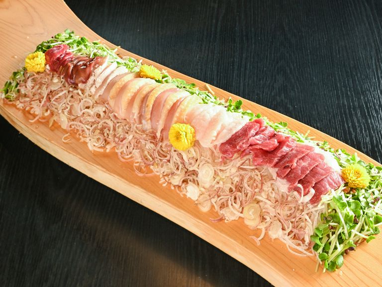 噛むほどに奥深さが広がり、それぞれの個性が響き合う『肉刺し盛り合わせ』