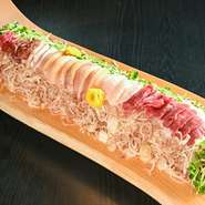 木の温もりが伝わる美しい曲線の器に、天草大王の刺身とタタキが繊細に盛り付けられることで、異なる旨みと食感を堪能。さらに熊本・古閑牧場の馬肉も加わり、芳醇なコクを堪能できます。見た目にも心躍る逸品。