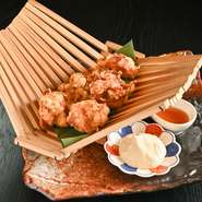 そのままで、南蛮酢で、自家製タルタルソースをかけてお召し上がりください。甘味と酸味、そして肉汁溢れる肉のうま味がバランスよく口の中で混じりあいます。