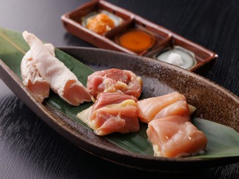 焼く時間さえもおいしさの一部となる、目の前で起こる臨場感『溶岩焼き』