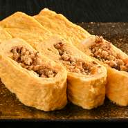 甘辛く煮た鶏そぼろを秘伝の出汁と伝統の職人芸で優しく卵に包み込み焼き上げました。