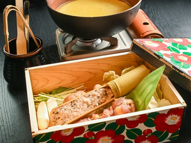 締めまでおいしい、完成された一品『幻の天草大王の水炊き（二人前より）』