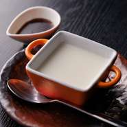 風味豊かな生乳のみで丁寧に仕上げました。口溶けの良いなめらか食感のクリーミーなプリンです。