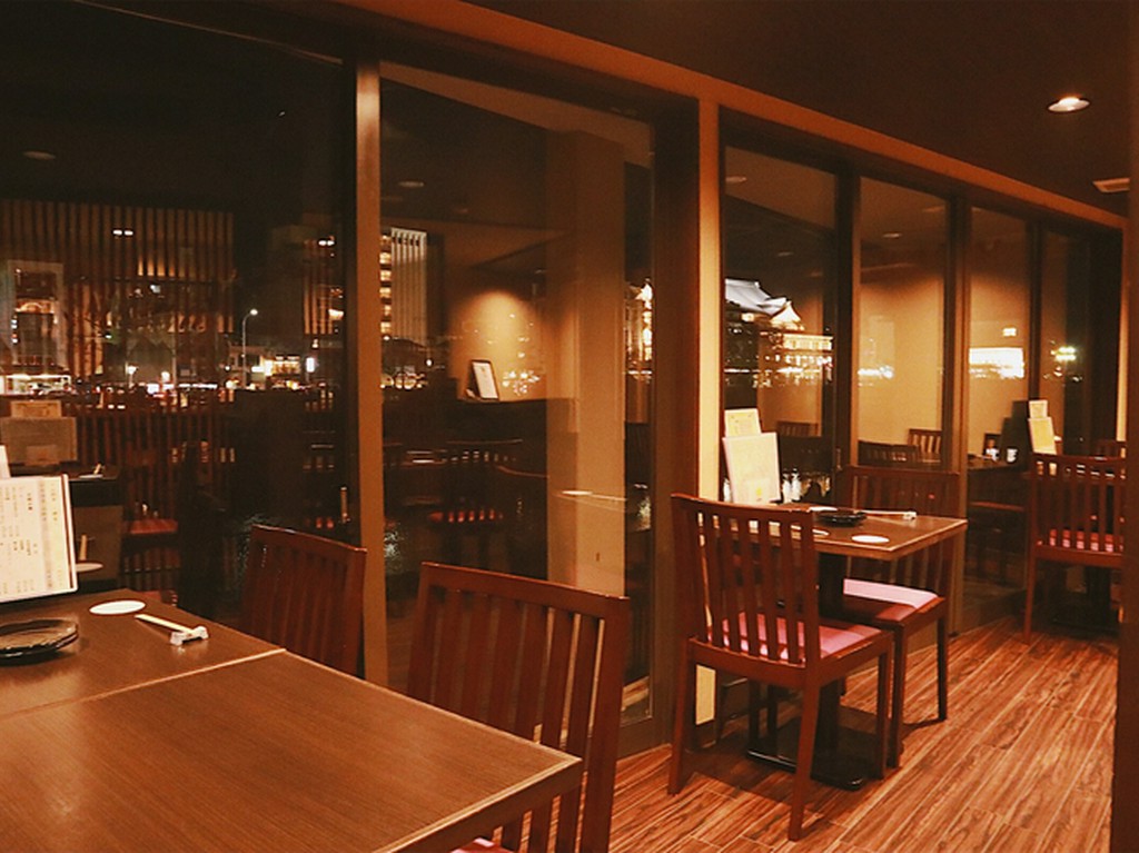 鴨川を望む落ち着いた空間が、優雅な一時を演出