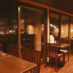 鴨川を望む落ち着いた空間が、優雅な一時を演出