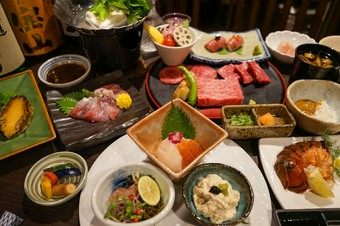 豪華賢覧 『京都先斗町 富士山溶岩石 黒毛和牛焼肉コース ～極～』