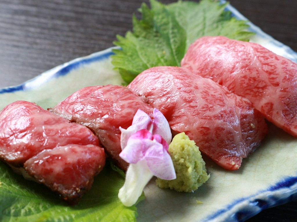 こだわりの素材で握る肉寿司