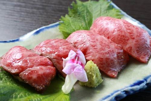 こだわりの素材で握る肉寿司