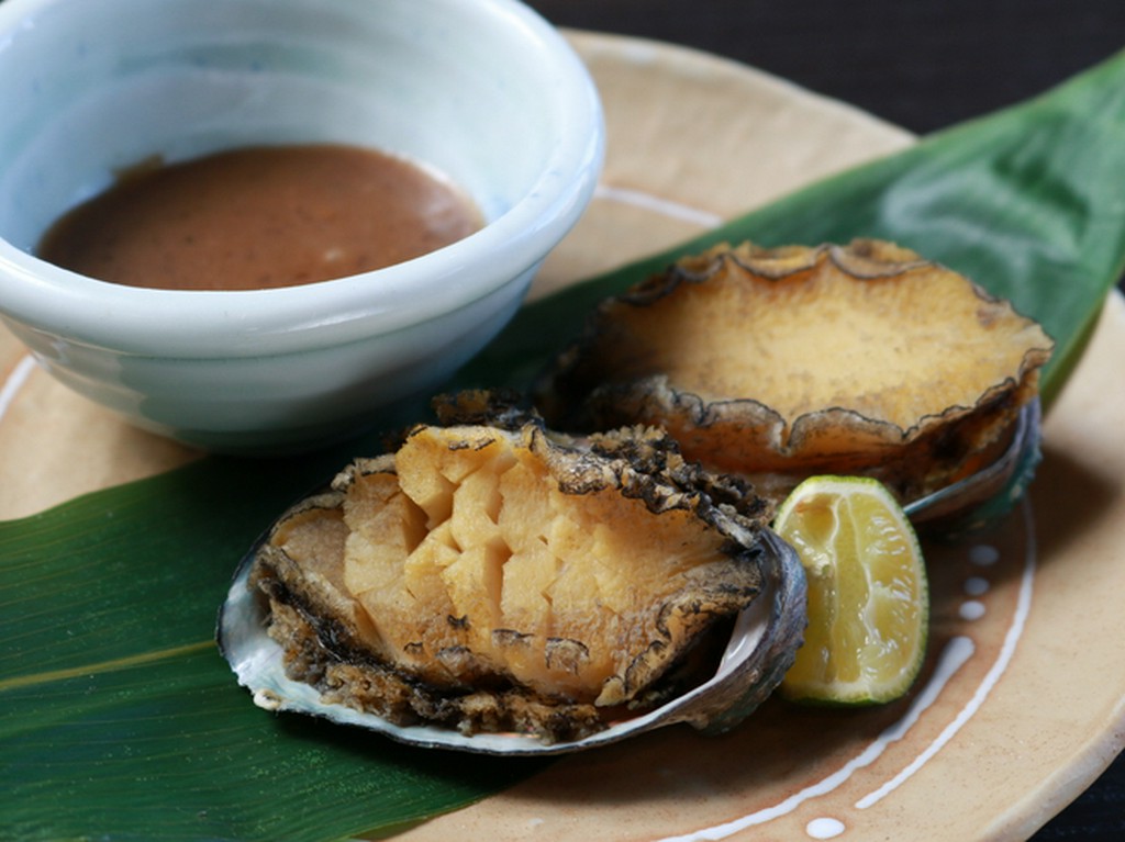 新鮮な鮑を活かした贅沢な一皿