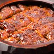 【はなぶさ】の看板メニュー、表面はカリッと、中はふわっと焼き上げた、【はなぶさ】自慢の”地焼き”のひつまぶしです。山椒、薬味、自家製だしで三度楽しめる、ひつまぶし伝統のお召し上がり方でご堪能下さい。