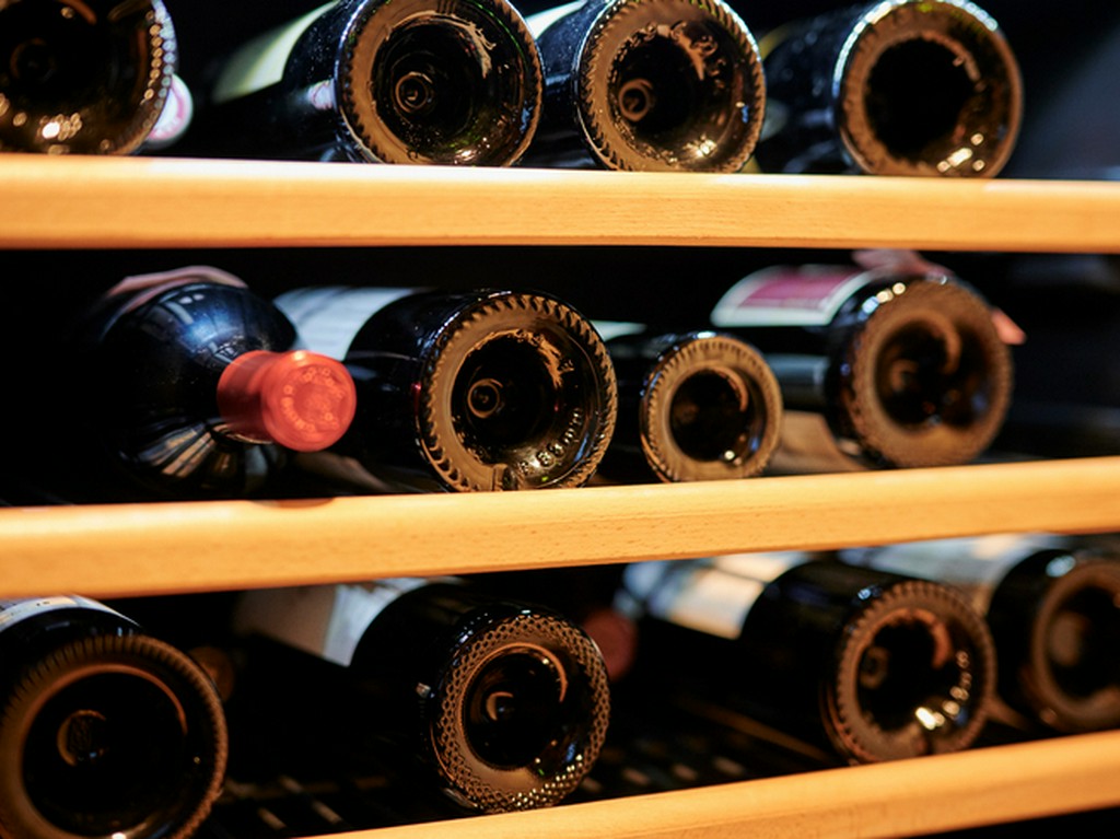 フランス産を中心に、ソムリエがワインをセレクト