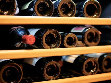 フランス産を中心に、ソムリエがワインをセレクト