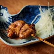 鶏肉は、滋賀県淡海地鶏と千葉県水郷赤鶏を使用。熟成機（エイジングブースター）で熟成させたマシンエイジング焼鳥と、その日に締めて大将自ら捌いた新鮮な鶏肉が適材適所使い分けられています。