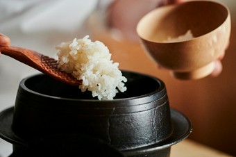 ふっくら、熱々を味わえる『炊き立て白米』