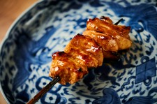 ほぼすべての食材を生産者からの直送にこだわり、紀州備長炭で焼き上げます！