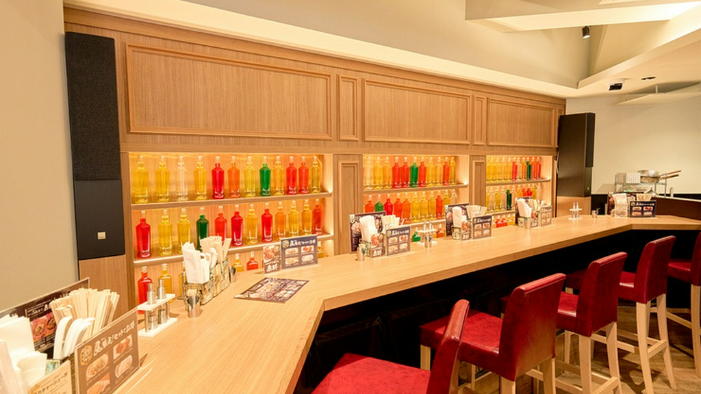 カラーボトルが並ぶオシャレな店内で、おいしいラーメンを気軽に